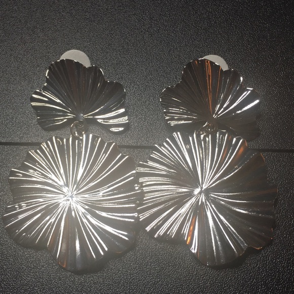 Gold Tone or Silver Tone Earrings - Picture 2 of 4